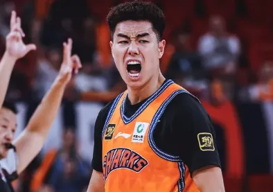 500彩票网体育机构-神射手！李添荣半场出战14分钟，投篮4中3得到12分